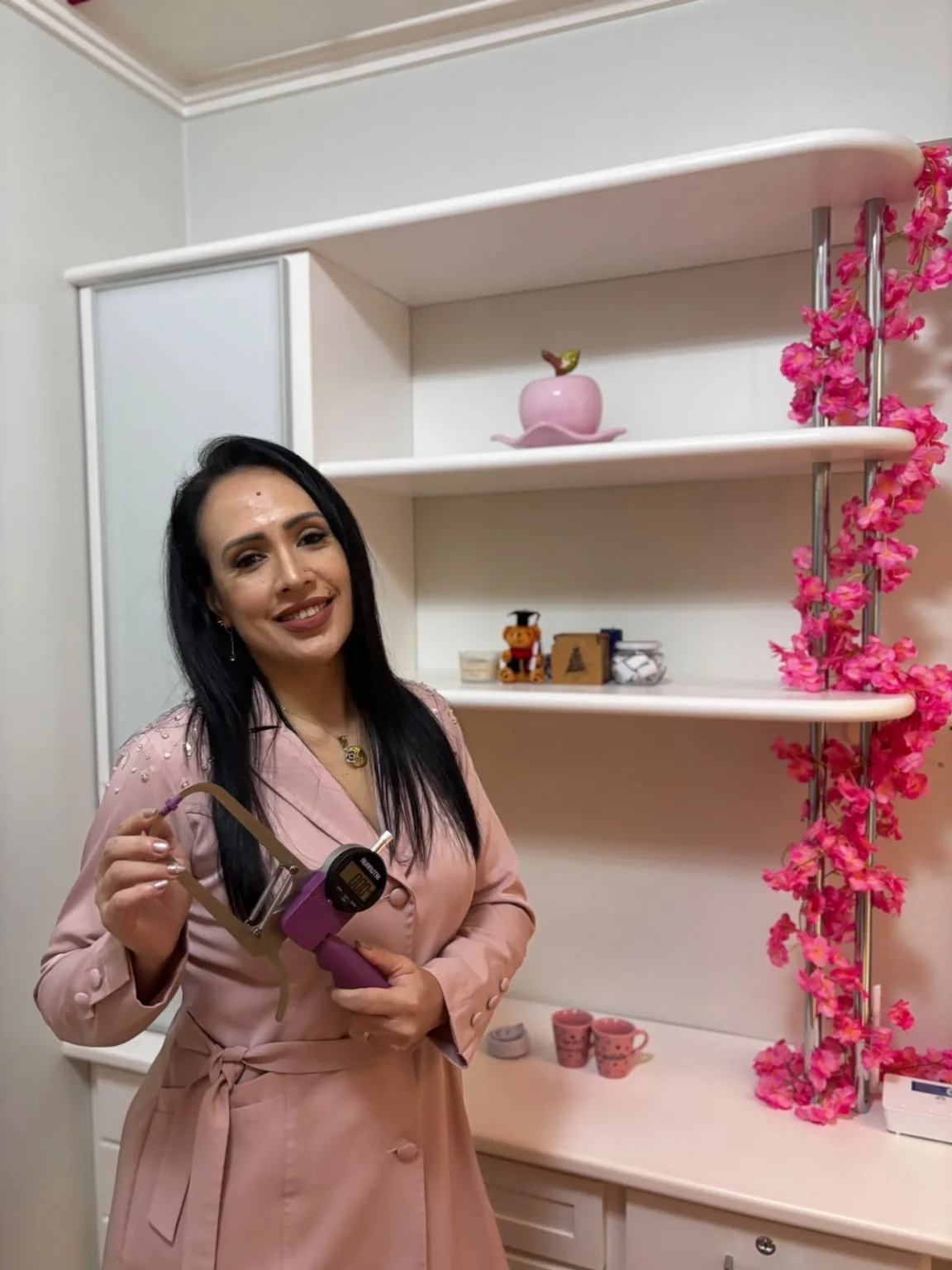 Josi Kuester com adipômetro utilizado na avaliação antropométrica