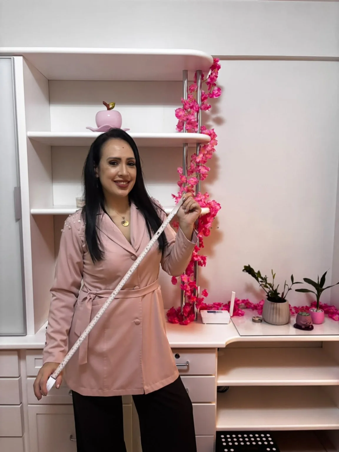 Josi Kuester com fita antropométrica no consultório