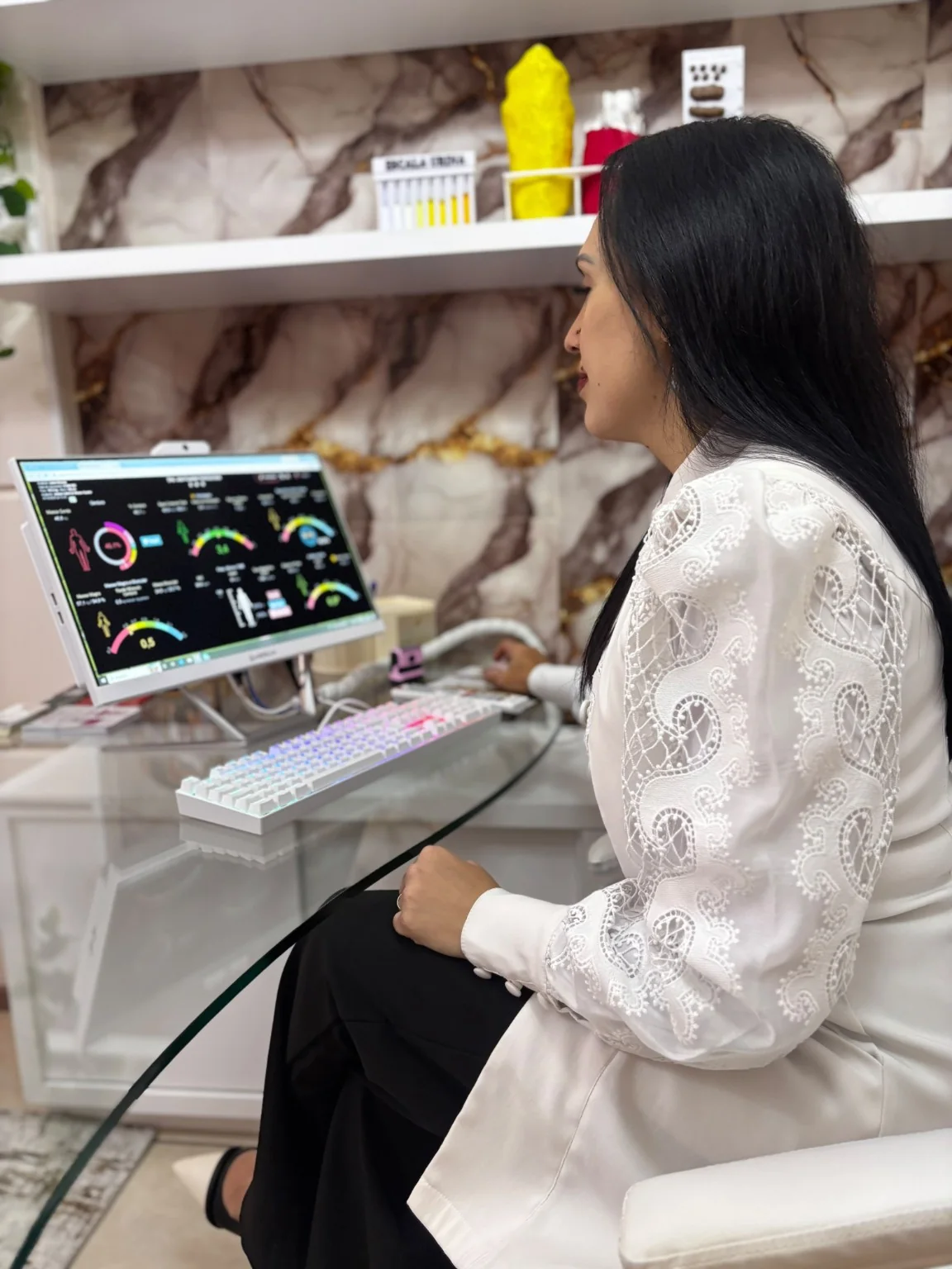 Josi Kuester analisando dados de bioimpedância no computador