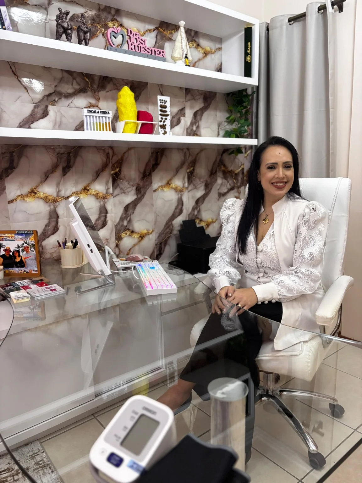 Josi Kuester sentada em seu consultório de nutrição