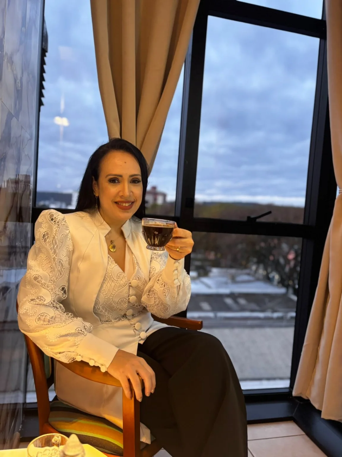 Josi Kuester em um momento acolhedor no consultório